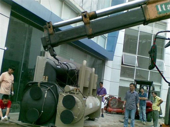 宁江区随车吊和汽车吊的核心区别是什么？哪种更省钱？